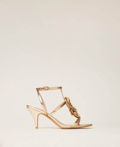 Leather sandals with flower
