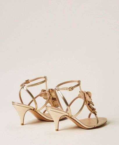 Leather sandals with flower