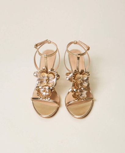 Leather sandals with flower