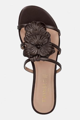 Flat leather sandals with flower