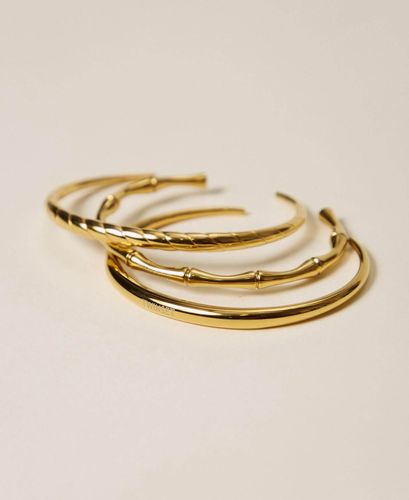Set of bracelets with logo