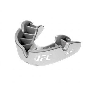 מגן שיניים OPRO UFC SILVER צבע לבן