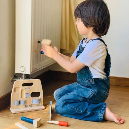 ילד משחק עם ערכת כלי עבודה לנגרות מעץ - PLAN TOYS