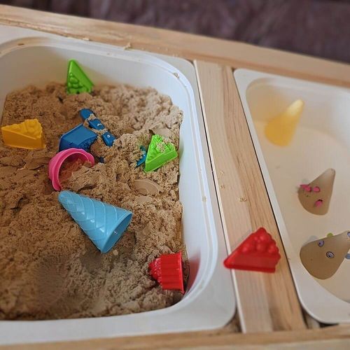 חול קינטי בצבע טבעי Smart sand עם שבלונות ליצירה ועוגות חול מעוצבות - תמונת לקוח
