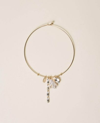 Rigid necklace with pendants