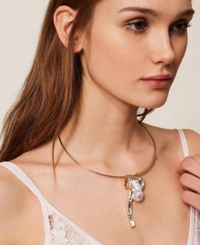 Rigid necklace with pendants