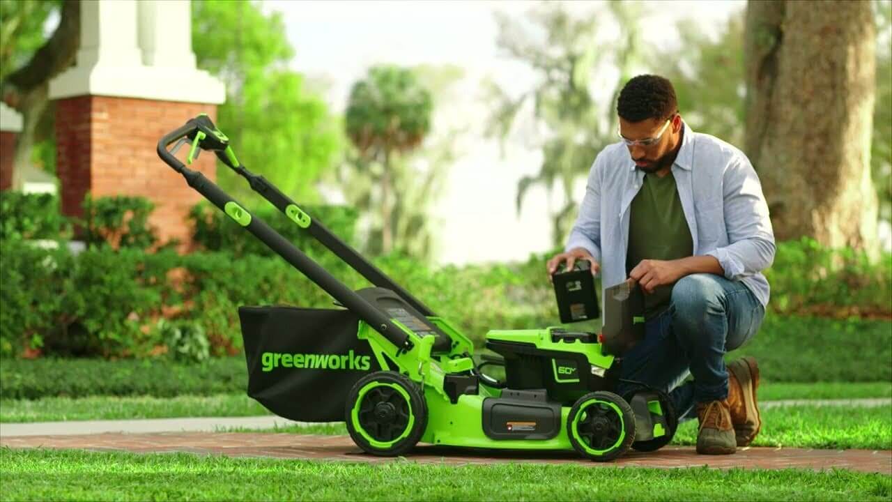 מה ההבדל בין מכסחת דשא חשמלית למכסחת דשא נטענת?