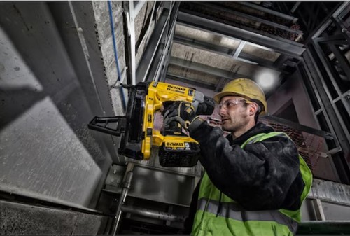 אקדח מסמרים לבטון נטען 18V (גוף בלבד) במזוודה DEWALT DCN890N (גוף בלבד)