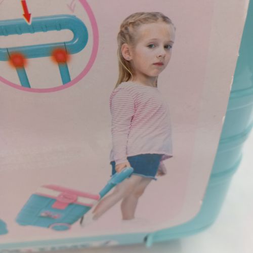 מזוודת טרולי שידת יופי  יופי אור וצלילים