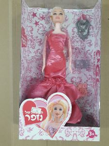הבובות של נופר-בובה מפוארת בשמלה ורודה