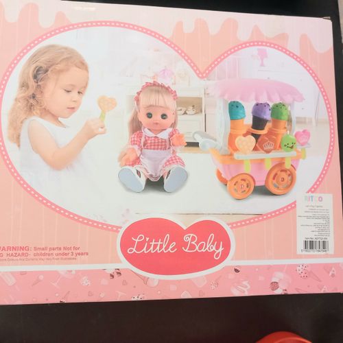 בובה עם אוברול כחול + עגלת גלידה ואביזרים -   LITTLE BABY AD 7723