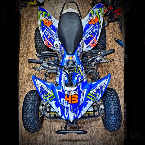 סט מדבקות בעיצוב אישי DESIGN 1 לטרקטורון חשמלי - KIDOW TIGER