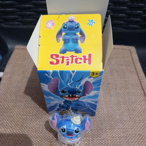 מחזיק מפתחות סטיץ'  בתוך קופסה שקופה  קשיחה 998825