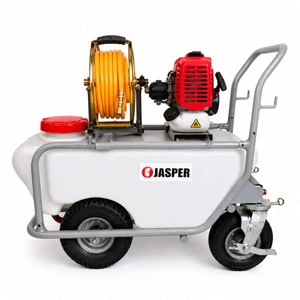 מרסס מריצה קומפקטי JASPER TPS50 נפח מיכל 50 ליטר כולל גלגלת, מנוע 2 פעימות 26 סמ"ק