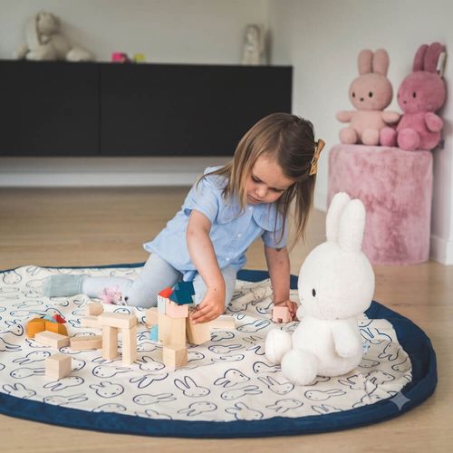ילדה משחקת בחדר על - משטח פעילות ונשיאה 2 ב-1 - מיפי - Play&Go