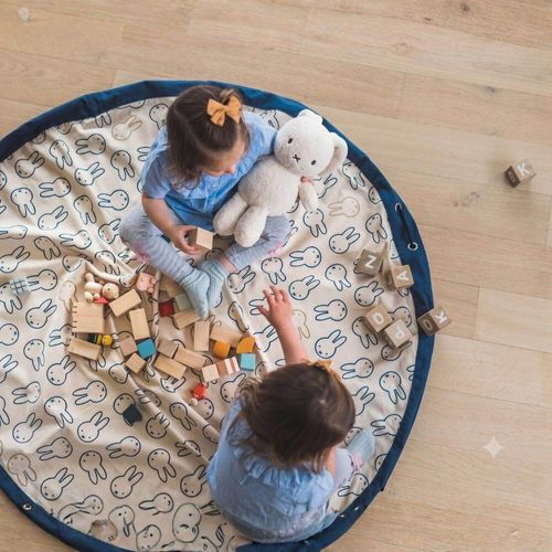 שני ילדים משחקים על משטח פעילות ונשיאה 2 ב-1 - מיפי - Play&Go