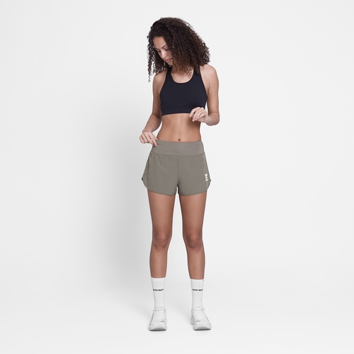 מכנסי Pace Shorts לנשים בצבע טאופ