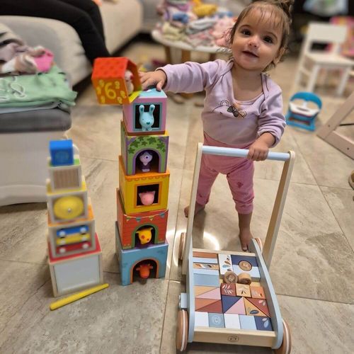 תמונת לקוחה - פעוטה משחקת ודוחפת ביד אחת את הליכון עגלת קוביות מעץ Speedy Monkey 
