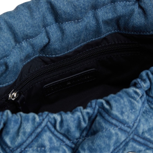 תיק TOMMY JEANS לנשים בגוון ג'ינס קווילט
