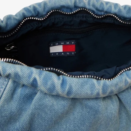 תיק TOMMY JEANS לנשים בגוון ג'ינס כהה