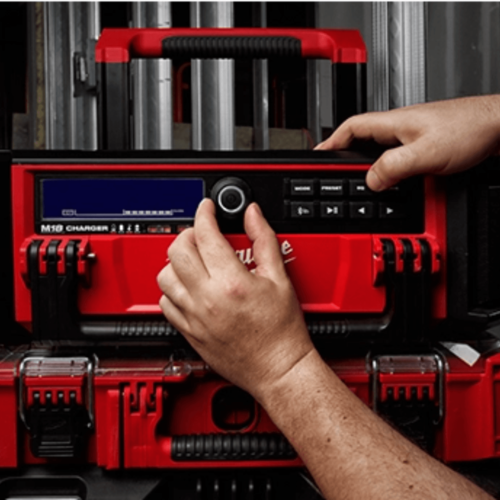 רדיו נטען Milwaukee M18 2950-20 לאתר עבודה עם מטען מובנה ותאימות PACKOUT
