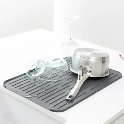משטח לייבוש כלים סיליקון Brabantia אפור מתוך קולקציית מתקן לייבוש כלים (דגם מלא) - עשוי מחומרים עמידים בפני לחות וחלודה לאורך זמן