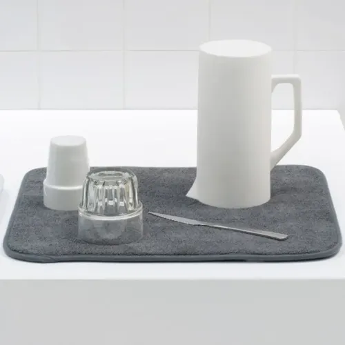משטח לייבוש כלים מיקרופייבר Brabantia אפור כהה מתוך קולקציית מתקן לייבוש כלים (תמונה ראשית) - שילוב מושלם בין נוחות שימוש יומיומית לסטייל נקי