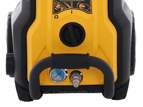 חיבור כניסת המים ומד הלחץ במכונת שטיפה בלחץ DEWALT DXPW003H לניטור לחץ עבודה וחיבור מהיר לצינור המים