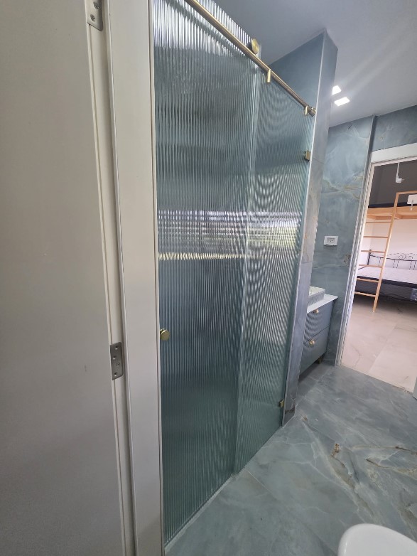 מקלחון חזית הזזה על מוט נירוסטה עליון זכוכית גלים גלינה+ פירזול זהב מאט 8 מ"מ לפי מידה