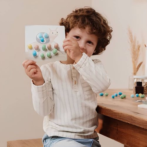 מבט על ילש מציג עבודת יצירה שהכין מתוך - ערכת יצירה קריאייטיב בוקס - Little Dutch