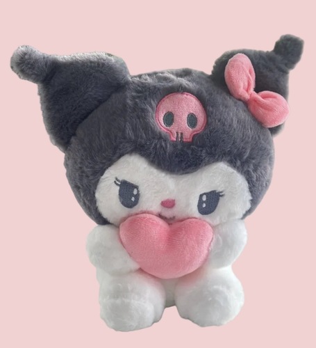 בובת קוורומי עם לב ורוד 20 ס”מ | Kuromi Plush with Pink Heart 20 cm