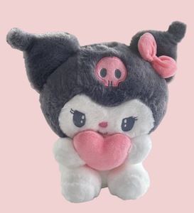 בובת קוורומי עם לב ורוד 20 ס”מ | Kuromi Plush with Pink Heart 20 cm