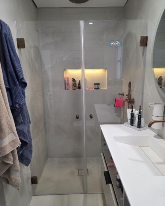 מקלחון חזית 8 מ"מ שתי דלתות זכוכית שקופה + פירזול רוז גולד
