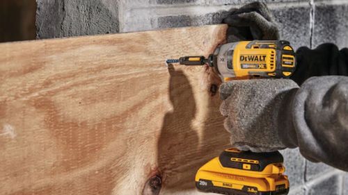 מברגת אימפקט DCF887 18V BL כולל 2 סוללות 5AH ומטען מבית DEWALT דוולט