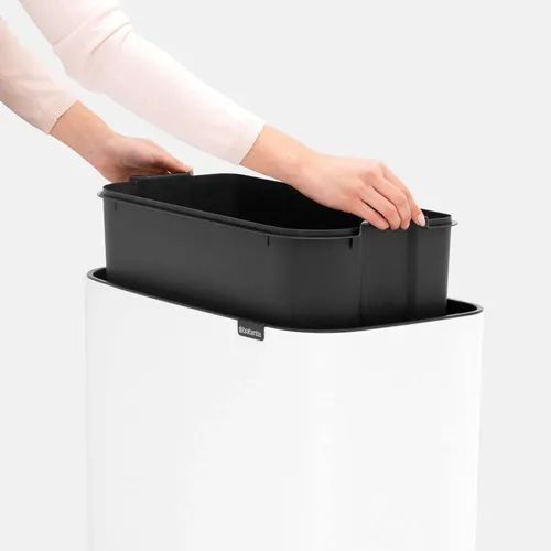פח ברבנטיה למטבח 36 ליטר - Brabantia BO לבן -24 מתוך קולקציית פחי אשפה למטבח (זווית נוספת) - שילוב מושלם בין נוחות שימוש יומיומית לסטייל נקי