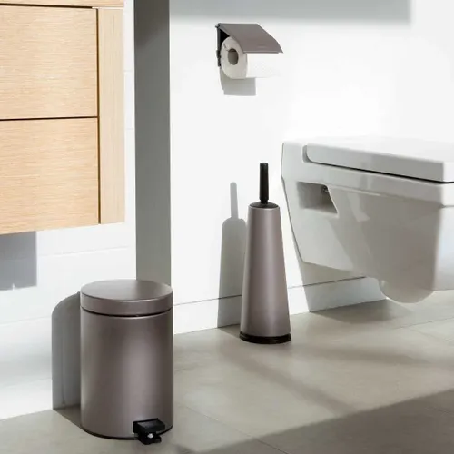 מברשת אסלה ניקל Brabantia, ברבנטיה מתוך קולקציית מברשות אסלה (תמונת אווירה) - פריט מעוצב לעיצוב חלל רחצה מודרני ויוקרתי