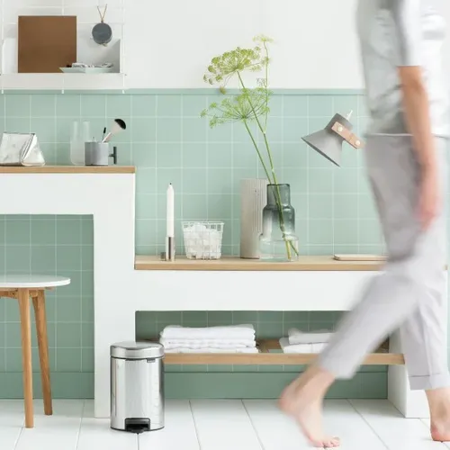 פח ברבנטיה 3 ליטר Brabantia ניקל פח לשירותים מתוך קולקציית פחי אשפה לשירותים (זווית נוספת) - שילוב מושלם בין נוחות שימוש יומיומית לסטייל נקי