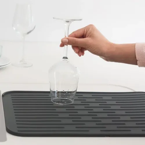 משטח לייבוש כלים סיליקון Brabantia אפור מתוך קולקציית מתקן לייבוש כלים (תמונת מוצר) - פריט מעוצב לעיצוב חלל רחצה מודרני ויוקרתי