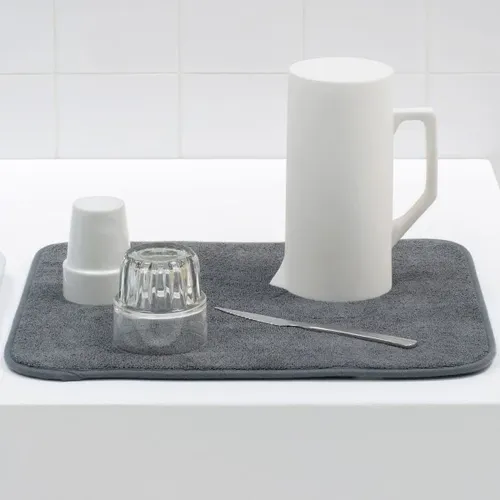 משטח לייבוש כלים מיקרופייבר Brabantia אפור כהה מתוך קולקציית מתקן לייבוש כלים (מבט מהצד) - פתרון פונקציונלי ואסתטי לארגון הבית