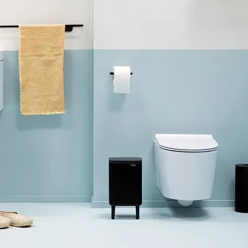 פח ברבנטיה לשירותים 4 ליטר - Brabantia BO שחור מתוך קולקציית פחי אשפה לשירותים (תמונת אווירה) - פריט מעוצב לעיצוב חלל רחצה מודרני ויוקרתי