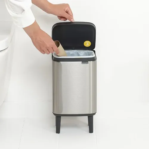 פח ברבנטיה לשירותים 4 ליטר - Brabantia BO מוברש מתוך קולקציית פחי אשפה לשירותים (זווית נוספת) - מתאים לשדרוג מראה האמבטיה בקלות ובמהירות