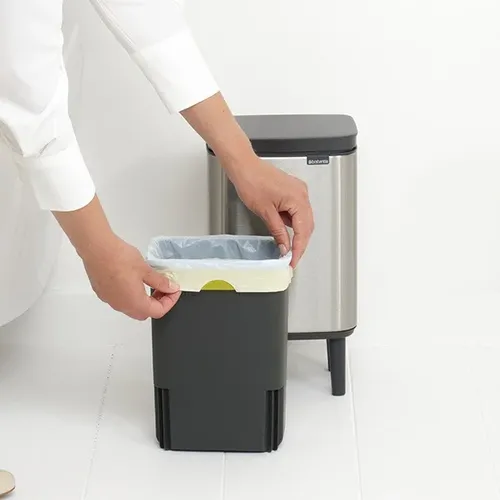 פח ברבנטיה לשירותים 4 ליטר - Brabantia BO מוברש מתוך קולקציית פחי אשפה לשירותים (תקריב של המוצר) - איכות פרימיום בלתי מתפשרת ואחריות מלאה