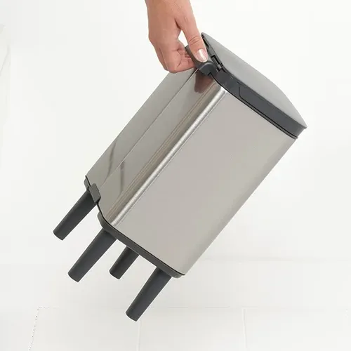 פח ברבנטיה לשירותים 4 ליטר - Brabantia BO מוברש מתוך קולקציית פחי אשפה לשירותים (תמונת אווירה) - קל לניקוי ותחזוקה לשמירה על מראה חדש ומבריק