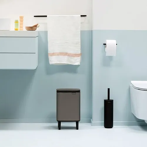פח ברבנטיה לשירותים 7 ליטר - Brabantia BO פלטינום מתוך קולקציית פחי אשפה לשירותים (צילום חומר הגלם) - קל לניקוי ותחזוקה לשמירה על מראה חדש ומבריק