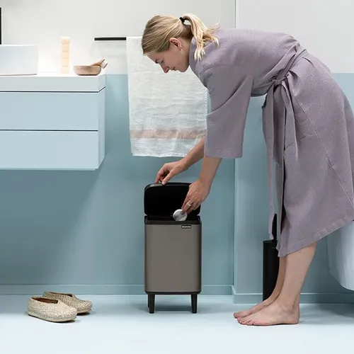 פח ברבנטיה לשירותים 7 ליטר - Brabantia BO פלטינום מתוך קולקציית פחי אשפה לשירותים (מבט פונקציונלי) - שילוב מושלם בין נוחות שימוש יומיומית לסטייל