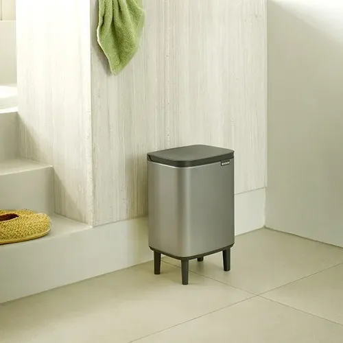 פח ברבנטיה לשירותים 7 ליטר - Brabantia BO פלטינום מתוך קולקציית פחי אשפה לשירותים (תצוגה מזווית עליונה) - פתרון פונקציונלי ואסתטי לארגון הבית