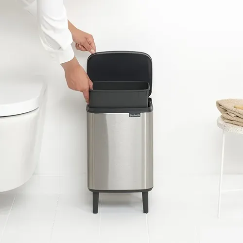 פח ברבנטיה לשירותים 7 ליטר - Brabantia BO מוברש -24 מתוך קולקציית פחי אשפה לשירותים (פרטי התקנה) - מתאים לשדרוג מראה האמבטיה בקלות ובמהירות
