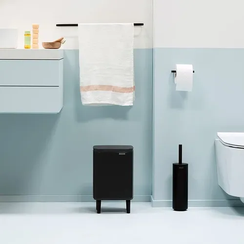 פח ברבנטיה לשירותים 7 ליטר - Brabantia BO שחור -24 מתוך קולקציית פחי אשפה לשירותים (מבט פונקציונלי) - פריט מעוצב לעיצוב חלל רחצה מודרני ויוקרתי