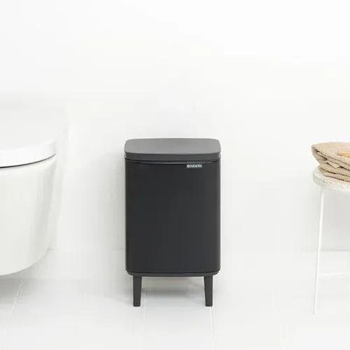 פח ברבנטיה לשירותים 7 ליטר - Brabantia BO שחור -24 מתוך קולקציית פחי אשפה לשירותים (תצוגה מזווית עליונה) - עשוי מחומרים עמידים בפני לחות וחלודה ל