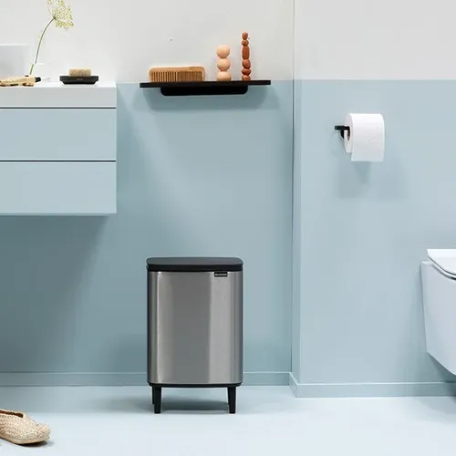 פח ברבנטיה לשירותים 12 ליטר - Brabantia BO מוברש -24 מתוך קולקציית פחי אשפה לשירותים (תמונת אווירה) - מתאים לשדרוג מראה האמבטיה בקלות ובמהירות